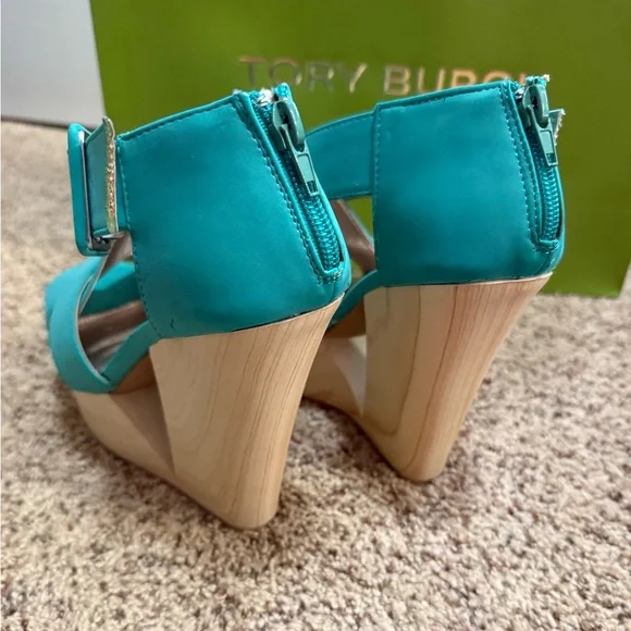Women’s Green Crisscross Platform Wedge Sandals - Picture 3 of 6